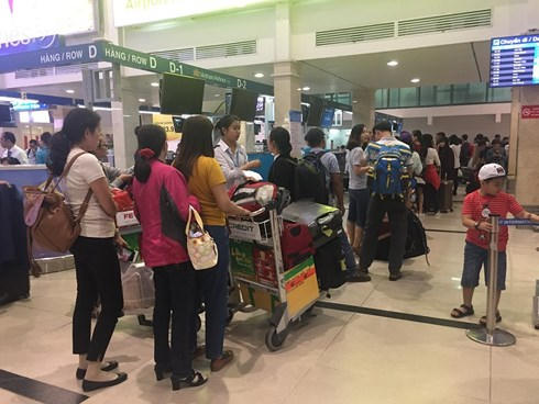 Cảnh xếp h&agrave;ng chờ l&agrave;m thủ tục tại s&acirc;n bay T&acirc;n Sơn Nhất v&agrave;o ng&agrave;y gi&aacute;p tết.
