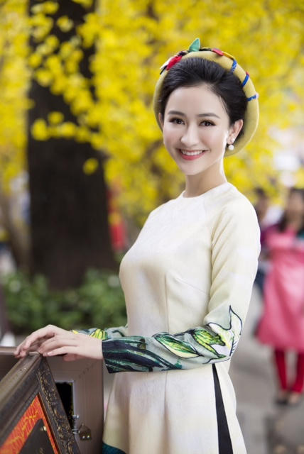 &Aacute; hậu H&agrave; Thu xin chữ cầu b&igrave;nh an v&agrave; th&agrave;nh c&ocirc;ng trong năm mới