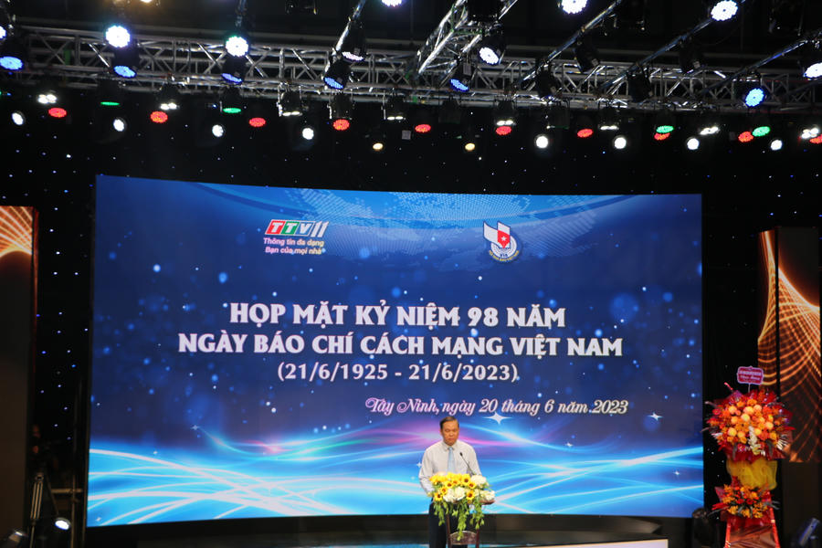 Phó Chủ tịch UBND tỉnh Dương Văn Thắng ghi nhận công sức đóng góp của đội ngũ làm báo trong năm qua.