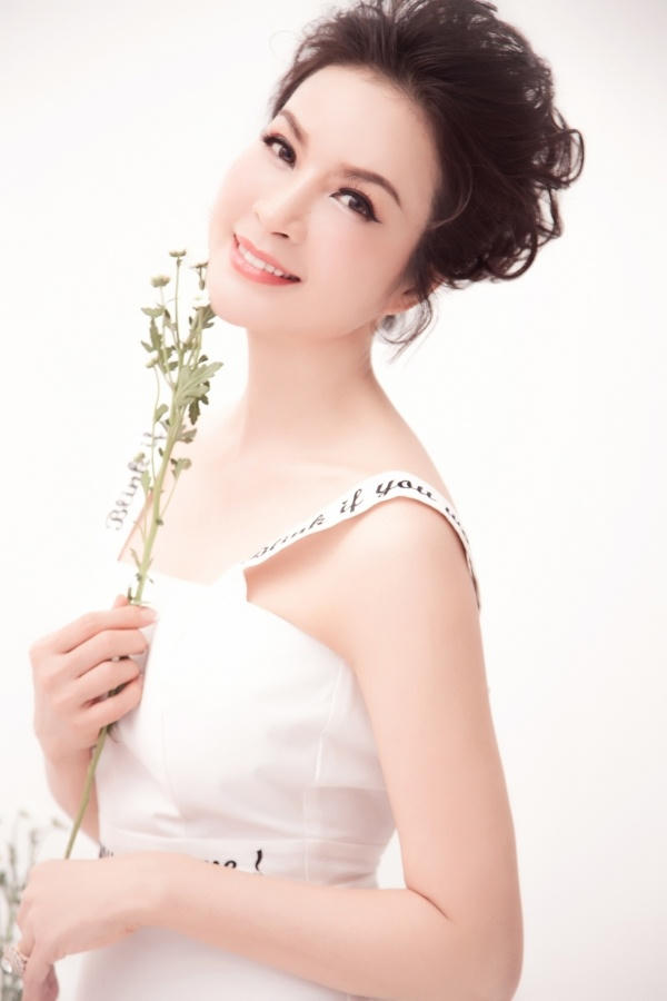 MC Thanh Mai trong trẻo khoe trọn vẻ đẹp không tuổi