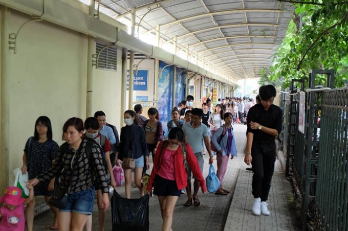 Lượng người đổ về các bến xe ngày một đông vào đầu giờ chiều nay (4/9).