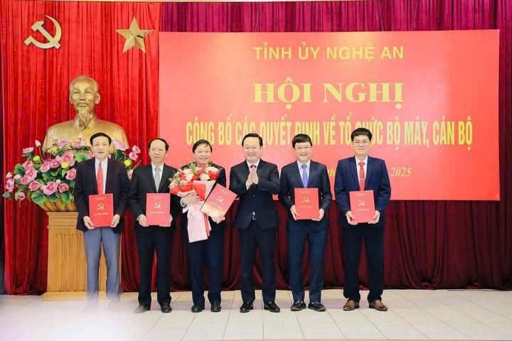 Trao Quyết định của Ban Thường vụ Tỉnh ủy chỉ định ông Lê Hồng Vinh - Phó Bí thư Tỉnh ủy, Chủ tịch UBND tỉnh giữ chức Bí thư Đảng ủy UBND tỉnh Nghệ An nhiệm kỳ 2020-2025.