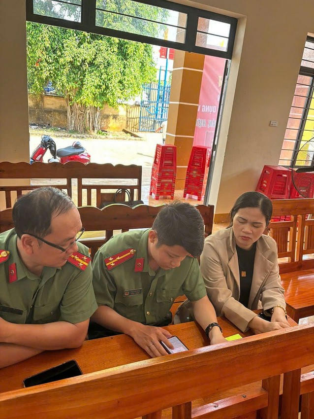 Các cán bộ đang hỗ trợ người dân tích hợp giấy tờ lên hệ thống VneID.