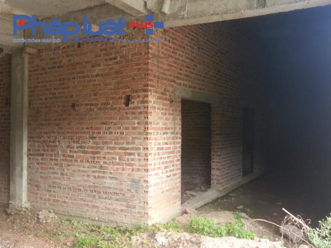 Không gian bên trong nhếc nhác bùn đất.