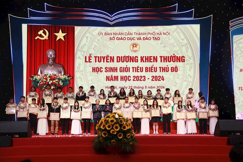 Lãnh đạo Bộ Giáo dục và Đào tạo, lãnh đạo thành phố Hà Nội chúc mừng các học sinh.