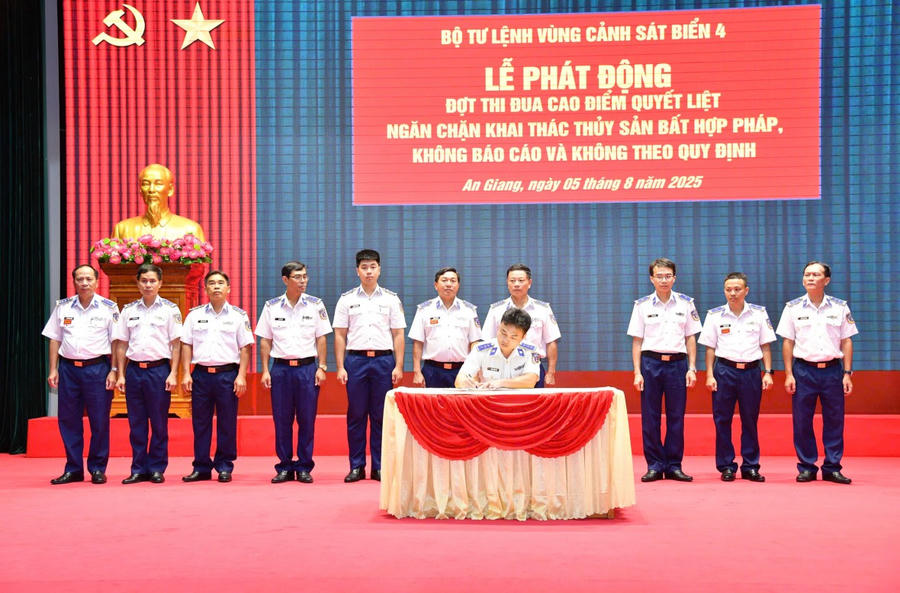 Đại diện các cơ quan, đơn vị ký kết giao ước thi đua.