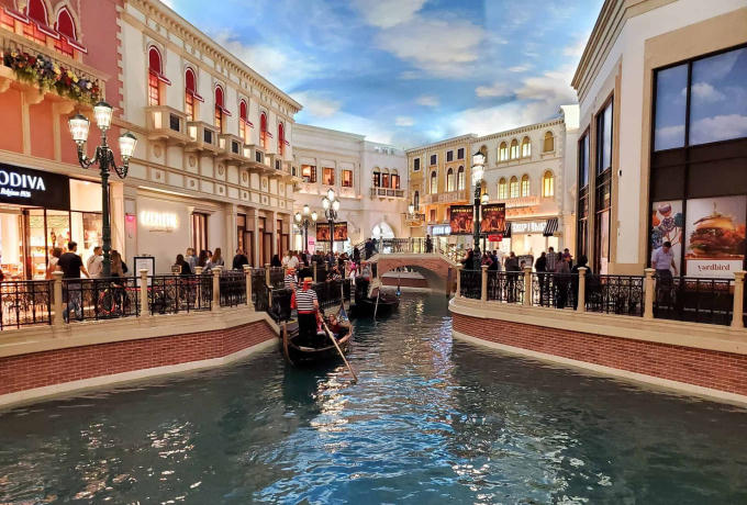 Những dòng kênh đào bao quanh các cửa hàng là điểm nhấn thu hút du khách của Grand Canal Shoppes. (Ảnh Hotels.com)