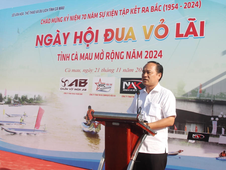 Ông Nguyễn Chí Công - Phó Giám đốc Sở Văn hóa, Thể thao và Du lịch Cà Mau, phát biểu khai mạc Ngày hội đua vỏ lãi mở rộng tỉnh Cà Mau năm 2024.