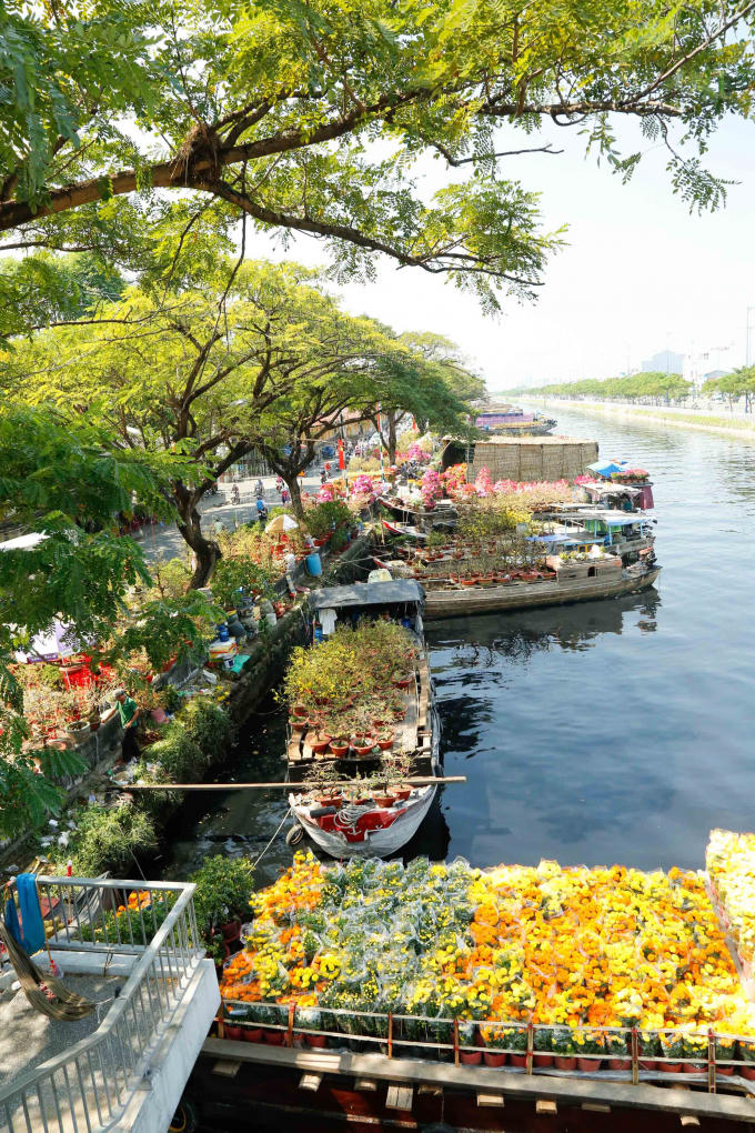 Những chiếc thuyền cập bến đầy hoa tươi nhiều mầu sắc từ các tỉnh miền tây về.