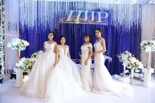 Hoạt động thử làm cô dâu tại triển lãm.