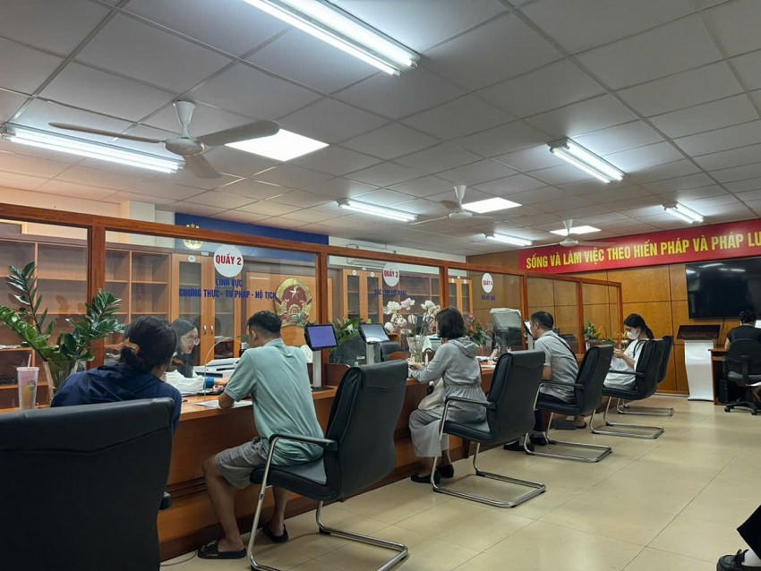 Không khí làm việc sôi nổi trong ngày đầu tiên vận hành chính quyền địa phương hai cấp tại UBND phường Xuân Phương.