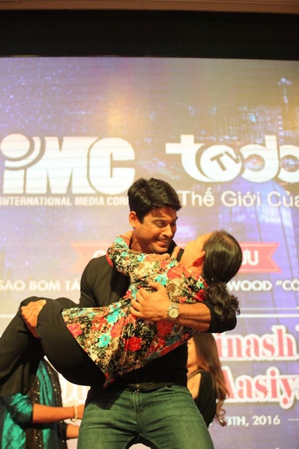 Nam diễn viên Siddharth Shukla nhảy cùng khán giả hâm mộ.