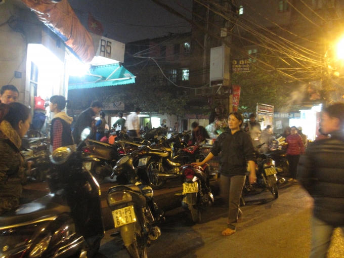 Bãi trông xe tự phát do người dân đứng ra trật cứng ngay phố chợ Vĩnh Hồ. (Ảnh: Thu Hường)