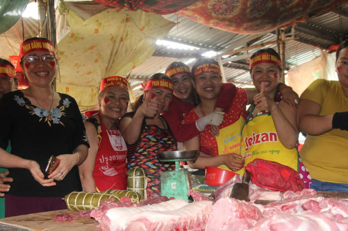 Tiểu thương bỏ b&aacute;n, thu&ecirc; tivi xem &ldquo;cậu b&eacute; Google&rdquo; thi chung kết Olympia