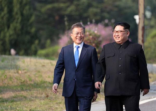 Lãnh đạo Hàn – Triều gặp nhau tại hội nghị thượng đỉnh ngày 27/4. (Ảnh: INTER-KOREAN SUMMIT PRESS CORPS)