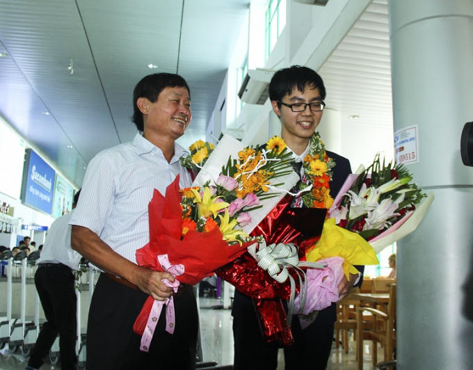 Trương Đông Hưng cười tươi khi nhận được sự chào đón nồng nhiệt từ bạn bè, thầy cô và gia đình.