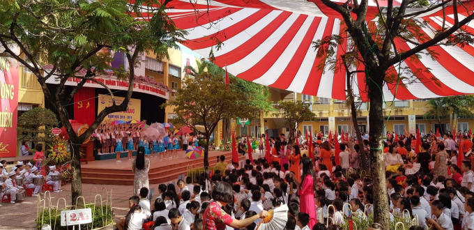 Không khí khai giảng vui tươi tại Trường Tiểu học Kim Đồng, Ba Đình, Hà Nội.