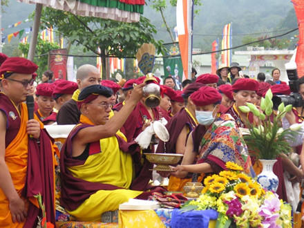 Đức Gyalwang Drukpa quang lâm, cử hành nghi lễ gia trì trong quá trình phát lộ khai mở tranh Phật.