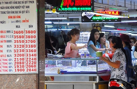 Người dân mua bán vàng tại khu vực chợ An Đông, TP.HCM chiều 7-7. Ảnh: HTD
