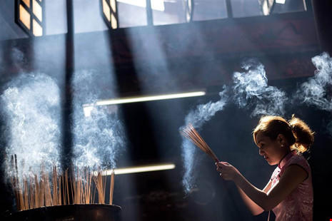 Người dân Malaysia gốc Trung Quốc thắp nhang cầu may mắn cho năm mới tại một ngôi đền ở khu phố Hoa ở Kuala Lumpur (Malaysia) ngày mùng Một, nhằm ngày 28-1. Ảnh: AFP