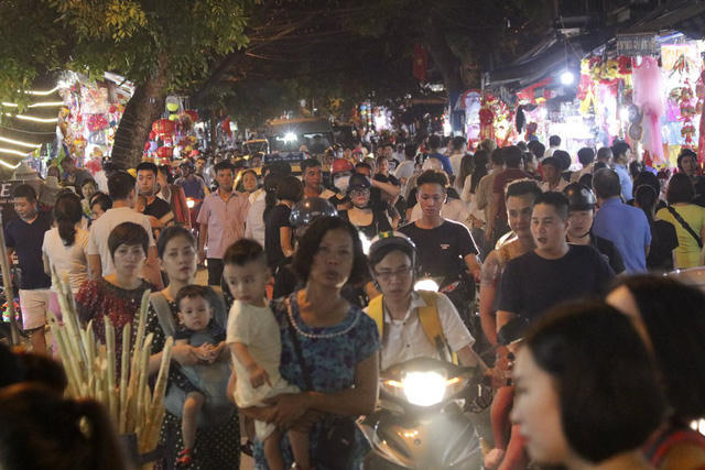 Phố Hàng Mã - trung tâm của khu chợ Trung thu phố cổ - bắt đầu nhộn nhịp. Rất động người dân Thủ đô đã tới đây tham quan trong tối 1/9.