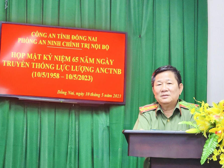 Thượng tá Lê Chí Hướng - Phó Trưởng phòng An ninh chính trị nội bộ phát biểu, chia sẻ kinh nghiệm công tác tại buổi họp mặt