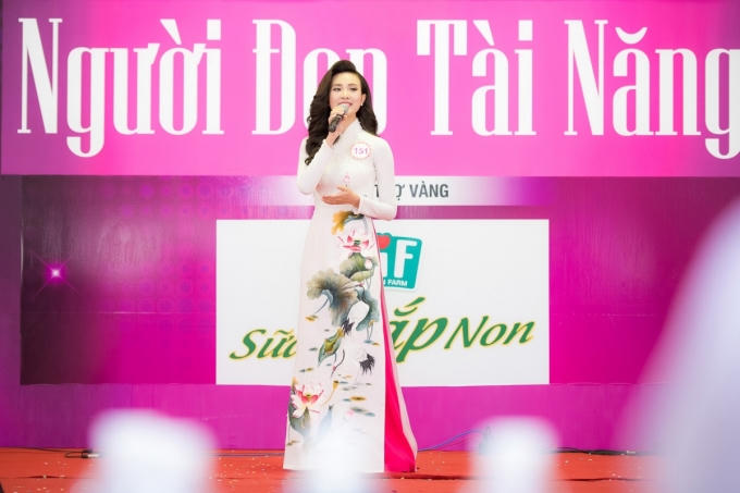 Sái Thị Hương Ly (SBD 151) thuyết trình bằng tiếng Anh với chủ đề “Tình yêu Tổ Quốc”. Vốn sở hữu vốn ngoại ngữ trôi chảy và cố gắng luyện tập trước đó, Hương Ly tự tin hoàn thành phần thuyết trình, tạo điểm nhấn nổi bật cho đêm thi.