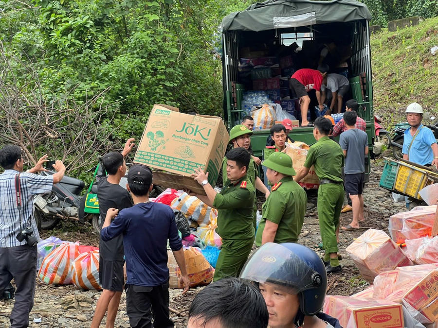 Nhiều hàng hóa thiết yếu được huy động - Ảnh Công an Đà Nẵng.