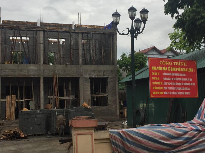 Công trình nhà văn hóa Ngọa Long1. Đơn vị thi công trên biển báo chính là công ty của vợ ông Nguyễn Văn Sỹ (Chánh văn phòng UBND quận Bắc Từ Liêm).