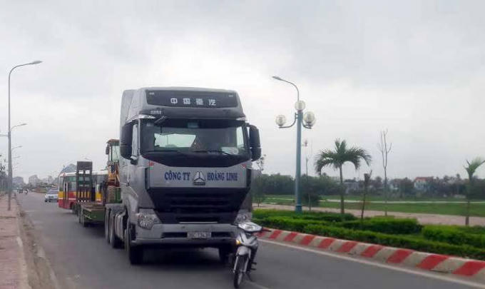 Sau khi dừng lại một lát, chiếc xe đầu kéo đã lạng lách chạy thoát. (Ảnh: CSGT cung cấp).