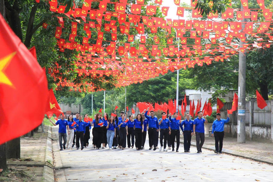 T chức, vận động trao tặng cờ tổ quốc, ưu tiên cho 286 xã, phường, đặc khu ở khu vực biên giới.