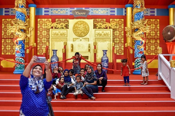 Người dân Malaysia đi mua sắm Tết tại các trung tâm thương mại. (Ảnh: Getty)