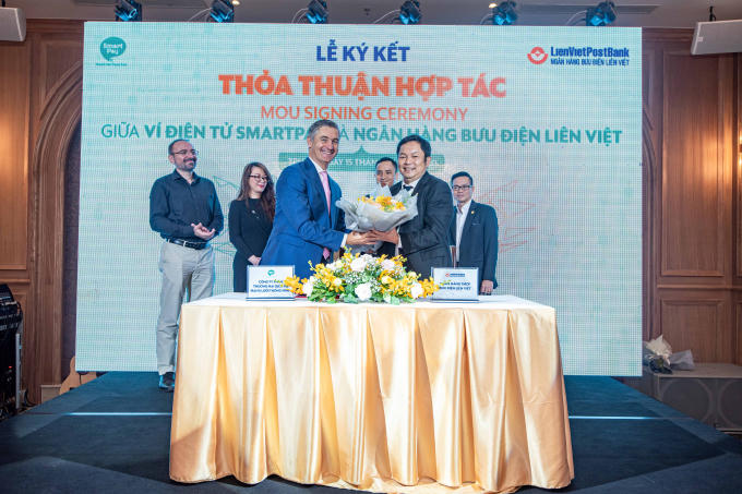 Chu tich SmartPay tang hoa cho Chu tich Lien Viet Post Bank