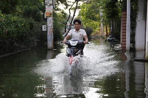 Nước ngập nửa mét, người dân lội bì bõm giữa Hà Nội