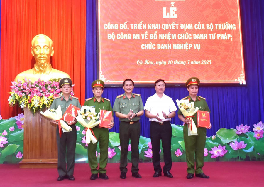 Ông Huỳnh Hữu Trí - Phó Chủ tịch UBND tỉnh và Đại tá Hồ Việt Triều - Giám đốc Công an tỉnh Cà Mau, trao Quyết định của Bộ Công an về việc bổ nhiệm các chức danh tư pháp đối với các Phó Giám đốc Công an tỉnh.