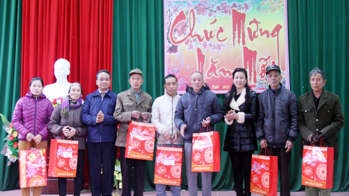 Đồng chí Lê Thị Thu Hồng (thứ 3 từ phải sang) tặng quà gia đình chính sách trên địa bàn xã Tam Tiến (Yên Thế). Ảnh Mai Toan.