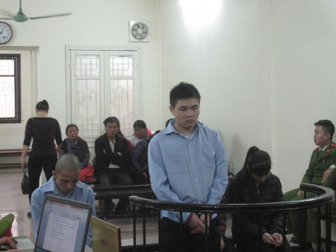 Giàng A Đua (đứng) cùng các bị cáo khác trước vành móng ngựa.