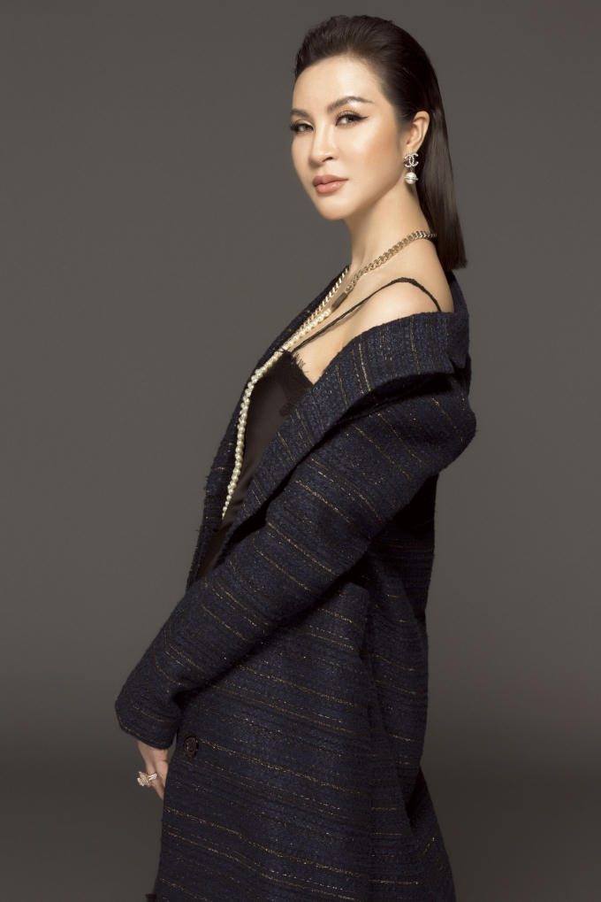 Nữ diễn viên sinh năm 1973 khoe vai trần gợi cảm trong đầm hai dây táo bạo. Chất liệu ren lưới giúp tăng vẻ quyến rũ cho người mặc.