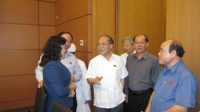 Đại biểu Quốc hội trao đổi ngoài hành lang.