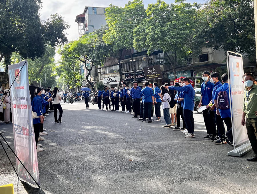 Màu áo của lực lượng tình nguyện tiếp sức mùa thi rợp mát cổng các điểm thi, nhiệt tình hỗ trợ thí sinh (Ảnh: Phạm Hùng)