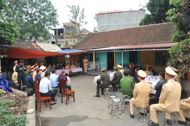 Lễ thăng hàm diễn ra tại gia đình Trung tá Luận.