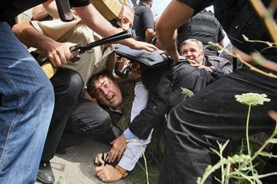 Hình ảnh Saakashvili sợ hãi ẩn nấp khi nghe tiếng máy bay Nga ở Ossetia từng là đề tài giễu cợt của dân chúng Georgia.