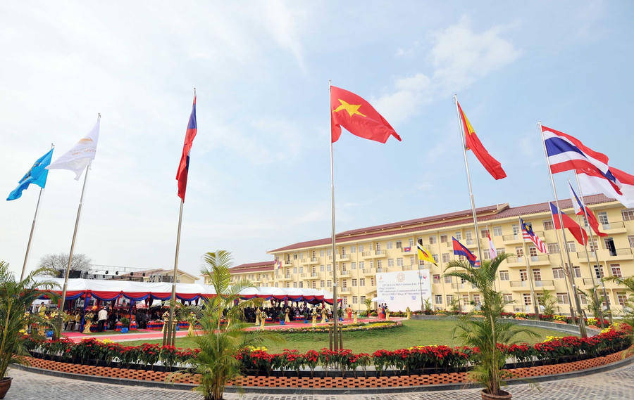 Quốc kỳ của đoàn thể thao Việt Nam cùng các nước Đông Nam Á chính thức tung bay tại SEA Games 25. (Ảnh: TTXVN)