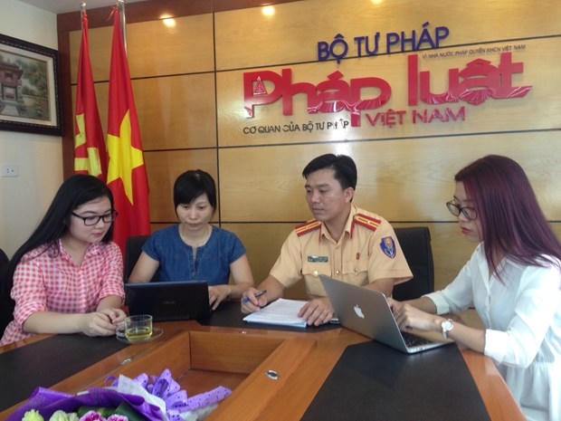 Thiếu tá Nguyễn Mạnh Hùng, Phó Trưởng phòng CSGT Công an TP Hà Nội đang trực tiếp giải đáp các thắc mắc của độc giả Báo PLVN
