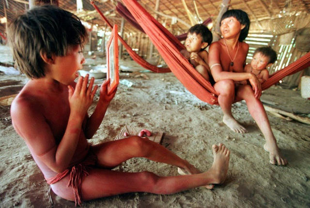 Người Yanomami sống sâu trong rừng rậm Amazon, rất dễ tổn thương trước những căn bệnh ngoại lai từ thế giới bên ngoài