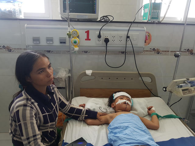 Bà Liên đang ngồi bần thần bên các con mình