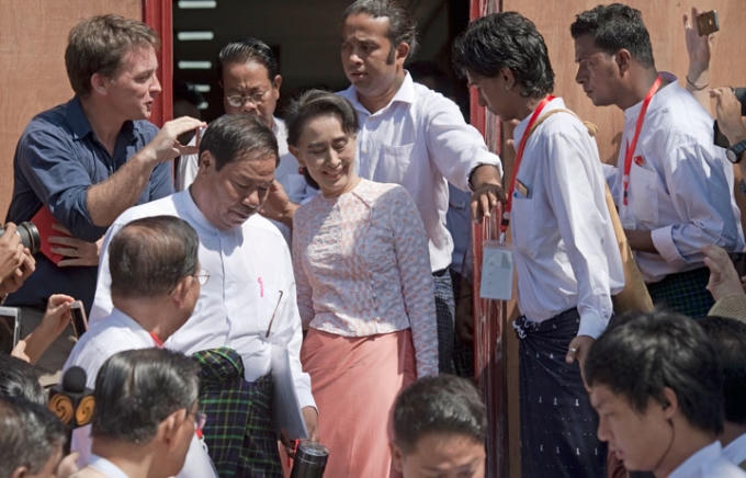 Bà Aung San Suu Kyi rời khỏi trụ sở của Liên đoàn. (Ảnh: AFP)
