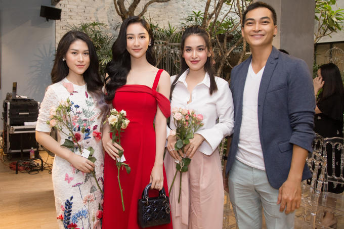 Á hậu Hà Thu hờ hững lưng trần, mang túi Dior sành điệu