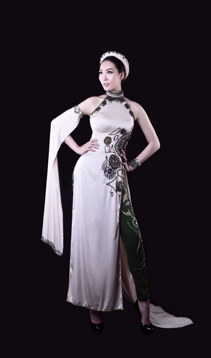 Mẫu áo dài cách điệu dấu ấn thời gian với những mảnh rêu phong.