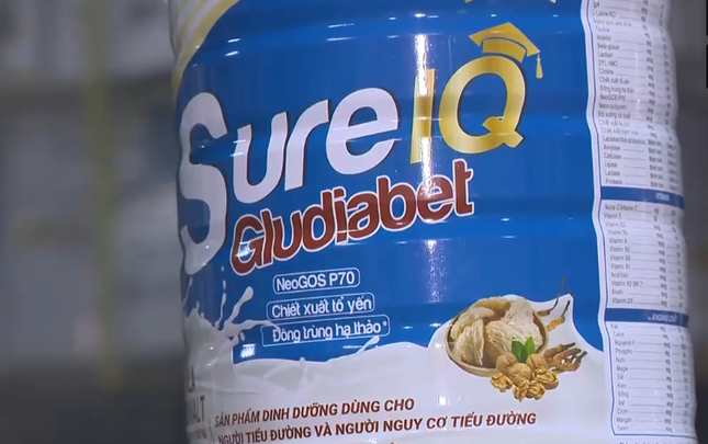 Một hộp sữa bị công an xác định là giả trong vụ án gần 600 hộp sữa giả, thu lợi gần 500 tỷ đồng. Ảnh: VTV